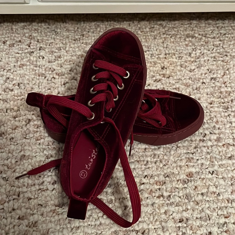 Twisted girls shoes